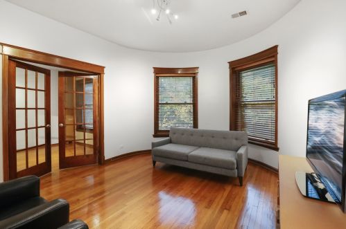 4340 Kenmore Ave, Chicago, IL 60613-1351