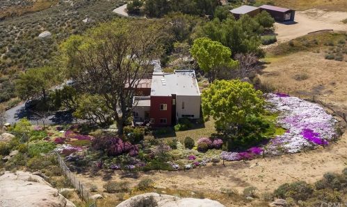 2025 Mt Vernon Ave, Riverside CA  92507-2528 exterior