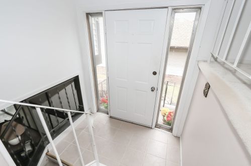 564 Creekwood Ct, Carol Stream IL  60188-9203 exterior