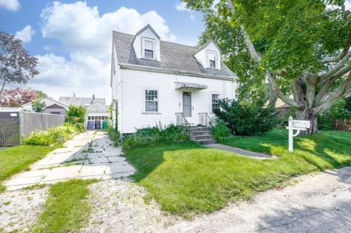 42 Loveday St, Warwick, RI 02889-1016