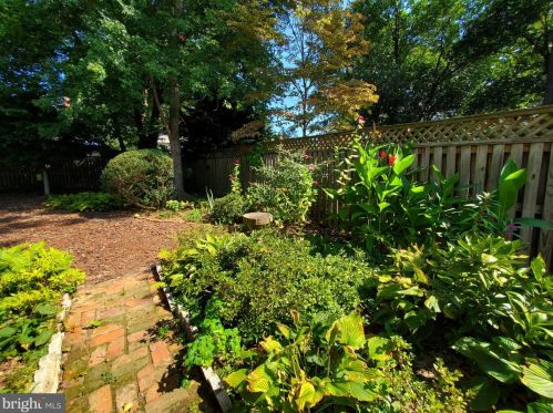 1221 Pinecrest Cir, Silver Spring MD 20910-1626 exterior