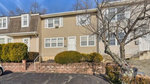 17 Sandra Ln, Bloomingdale, NJ 07403-1536