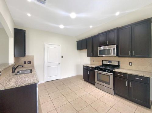 1216 Twin Estates Dr, Uhland, TX 78640