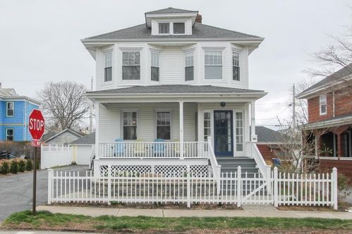 12 Canonicus Ave, Middletown, RI 02840-1459