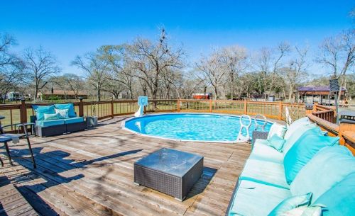 317 County Road 893a, Angleton TX 77515-9490 exterior