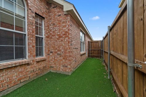 9602 Windy Hollow Dr, Irving TX  75063-5006 exterior