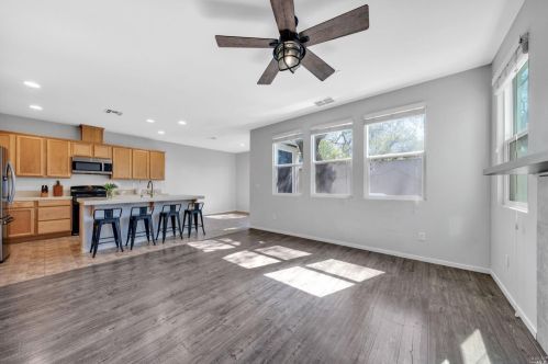 413 Comstock Way, Vacaville CA  95688-3128 exterior