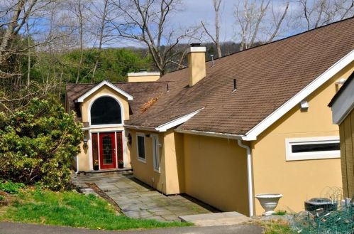 125 Flanders Rd, Woodbury, CT 06798-2106
