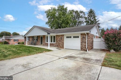 825 Forge Rd, Carlisle, PA 17015-4323
