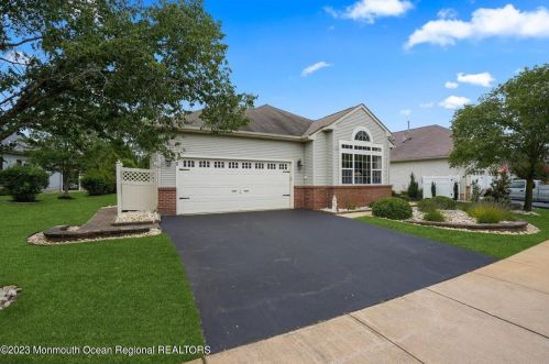 46 Verona Dr, Lakehurst, NJ 08759-8115