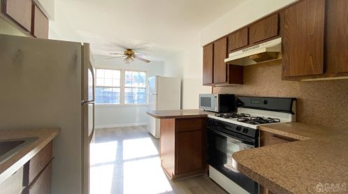 510 Green Hollow Dr, Iselin, NJ 08830-2926
