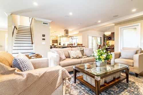 2010 Buckingham Pl, Glendale CA  91206-1401 exterior