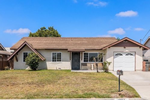 1004 Swallow Dr, Vista, CA 92083-3131