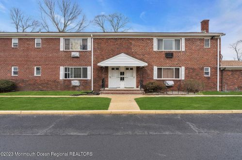 2 Juniper Ln, Tinton Falls, NJ 07724-1804