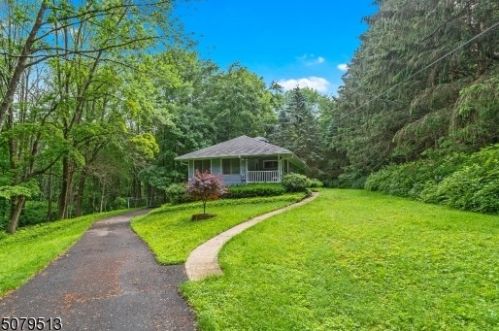 6 Orchard Dr, Chester, NJ 07930-2315