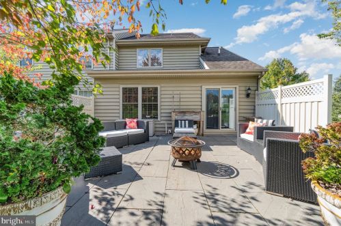 691 Royal View Dr, Lancaster PA  17601-2874 exterior