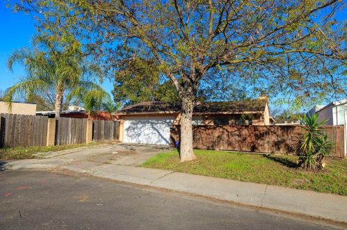 2412 St Charles Pl, Modesto, CA 95350-1715