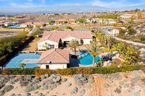 7756 Kingdom Dr, Riverside CA  92506 exterior