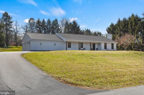 2146 Stonecrest Dr, Lancaster PA  17601-5437 exterior