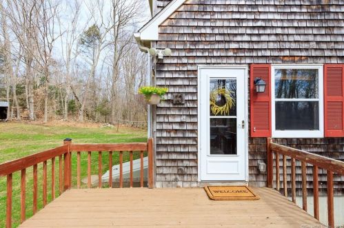 10 Railroad St, Pomfret Center, CT 06259-1822
