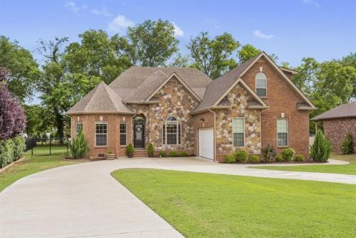 3323 Robinwood Dr, Murfreesboro, TN 37128-5222