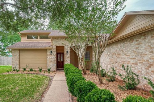2004 Pine Hill Dr, Pearland, TX 77581-5512