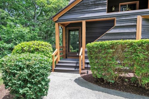 18 Crow Nest Hl, Huntington, CT 06484-2981