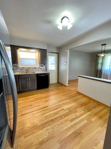 306 Bellaire Ave, Des Plaines, IL 60016-3702