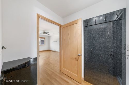 650 Perrie Dr, Elk Grove Vlg, IL 60007-1825