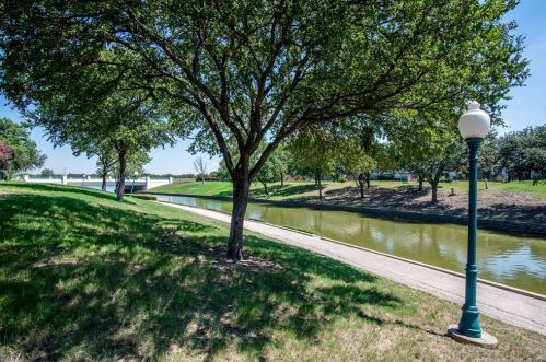 210 Wellington Rd, Irving TX 75063-7201 exterior