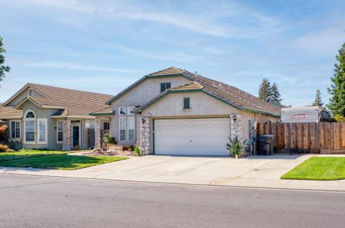 1836 Bergthold St, Manteca, CA 95336-7004