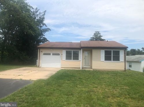 10 Chestnut Ave, Lakehurst, NJ 08759-2365