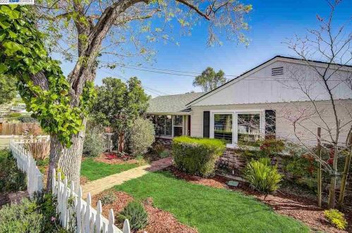 17860 Almond Rd, Hayward, CA 94546-1321