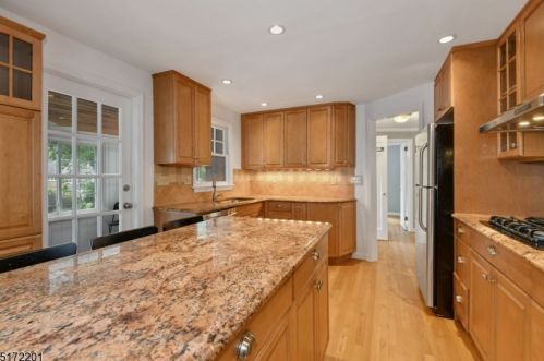 34 Sunnyside Rd, Town Center NJ  07052-2032 exterior