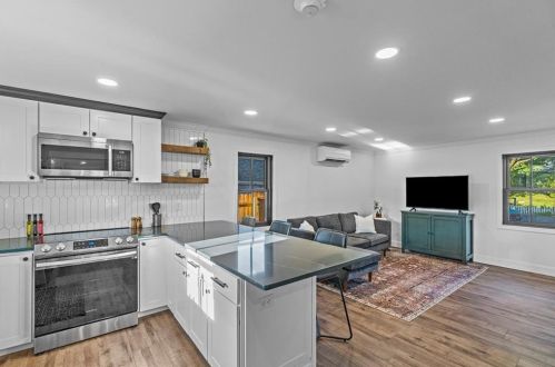 11 Lion St, Warwick, RI 02818-3709