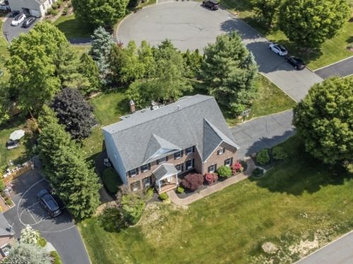 1 Acorn Trl, Chester, NJ 07930-2200