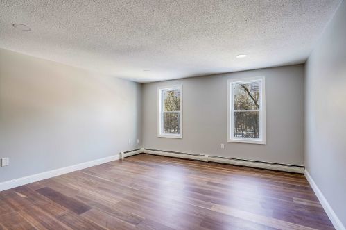 1 Cherokee Ct, Londonderry NH  03053-2635 exterior