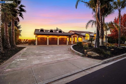 27097 Greenhaven Rd, Hayward, CA 94542-1438