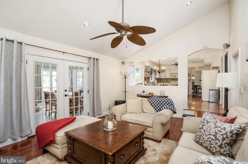 39 Ray Dwier Dr, Trenton NJ  08690-1808 exterior