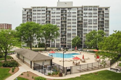 8809 Golf Rd, Niles IL  60714-5707 exterior