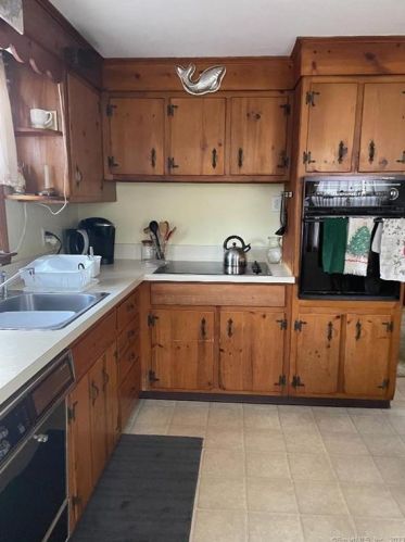 13 Burlington Dr, Norwalk, CT 06851-3030