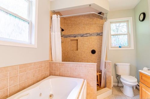 13 Foxcroft Rd, Niantic CT  06357-1415 exterior
