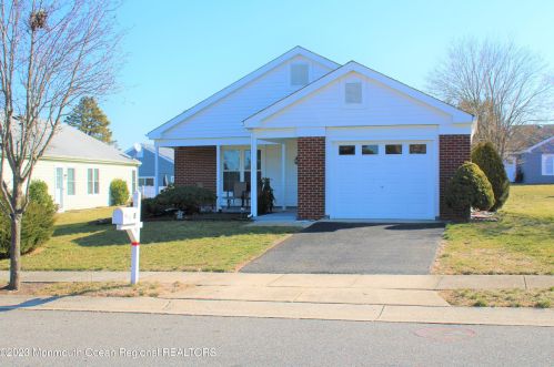 5 Reigate Ln, Lakehurst, NJ 08759-6605