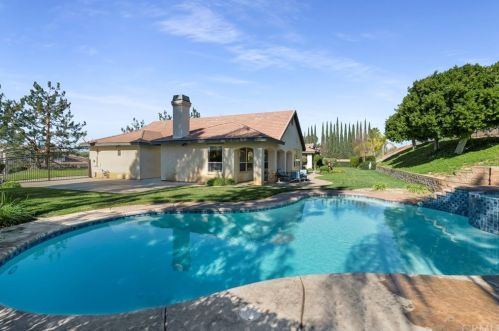 7470 Chateau Rdg Ln, Riverside CA  92506-7542 exterior