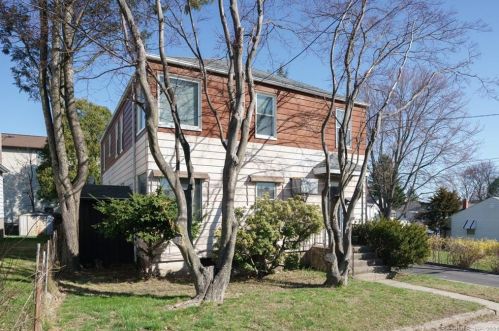 126 Seymour St, Waterbury, CT 06708-3708