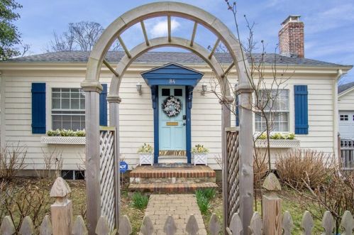 84 3rd St, Middletown, RI 02840-1543