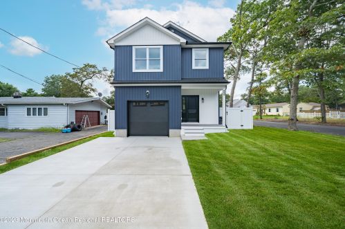 882 Harrison Ave, Lacey, NJ 08731-1207
