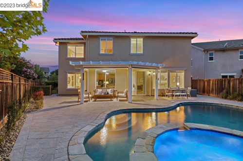 118 Sonas Dr, Hayward, CA 94542-7930