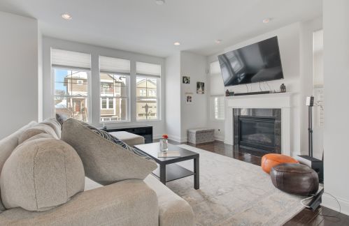 5211 Olive Ave, Chicago, IL 60646-2758