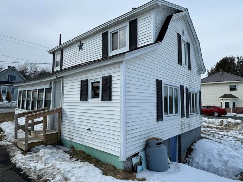 57 Benjamin St, Mars Hill, ME 04758-3493